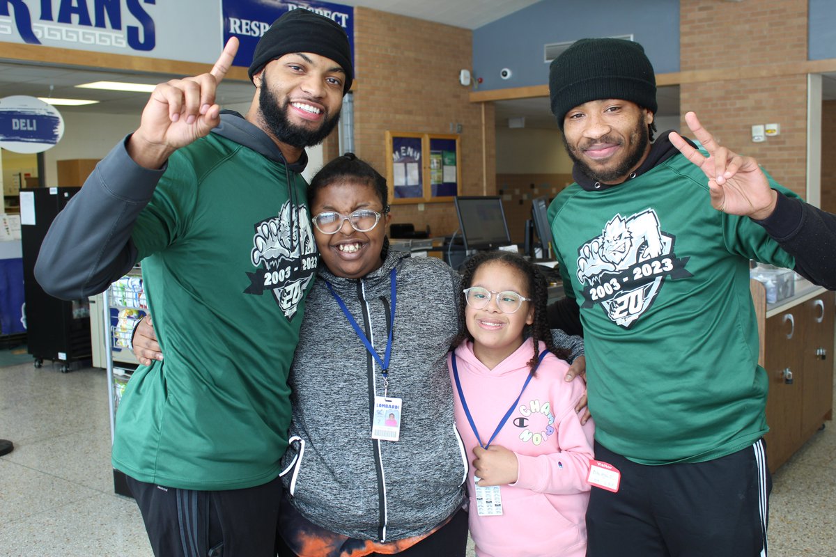 greenbayschools's tweet photo. Thanks to @gbblizzard players for bringing smiles to students at @GBLombardi today! #GBAPSProud https://t.co/9GyLwk1jHb