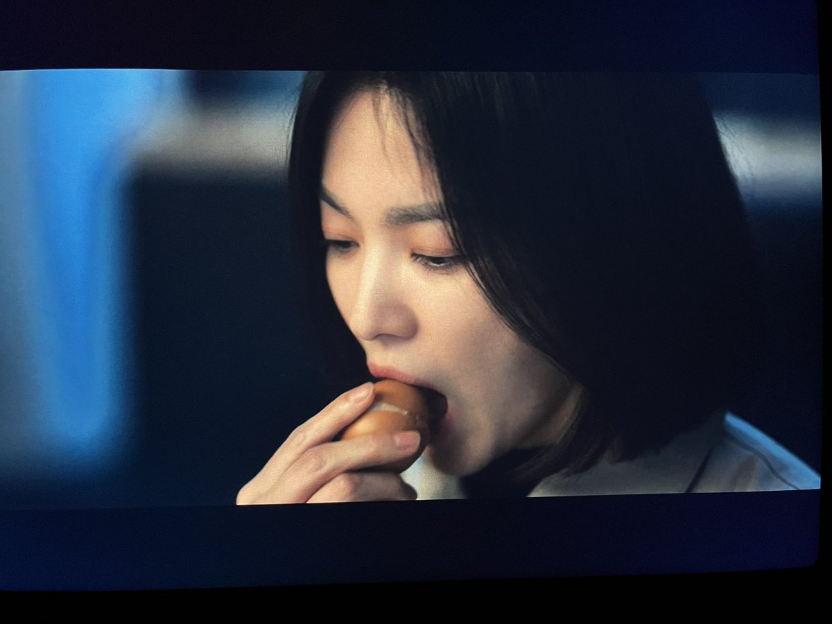 #TheGlory2 ⚠️มีการสปอยเนื้อหา⚠️

ในตอนที่ 15 สงสัยว่าทำไมดงอึนถึงกินไข่ทั้งเปลือก แล้วดูเหมือนไม่มีคนพูดถึงดีเทลนี้เท่าไหร่ เลยไปย้อนดูฉากที่คุณป้าชวนดงอึนกินไข่ คุณป้าพูดว่า "ไข่นี้มีความหมายนะคะ นกกระเทาะเปลือกไข่ออกมา ไข่คือโลก เรเมียน" 

ค้นพบว่าแค่ฉากไข่ซ้อนความหมายไว้ลึกมาก