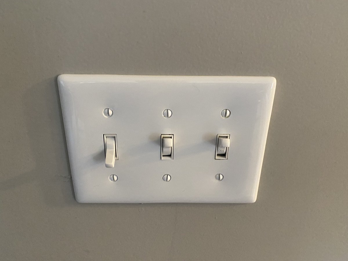 XQIZT_UCF's tweet photo. If you were told to “turn on the first two switches”…would you flip the left and center OR the right and center? #drunktrivia https://t.co/aUhAlAECZR