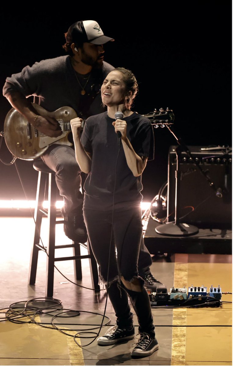 Una #marcapersonal construida a base de mucho talento pero también de excentricidad. Gaga tiene ya difícil sorprender vestida de Gaga. Cuando uno ha hecho todo, cuando ha llevado la extravagancia al límite, volver a lo básico es la única forma de conseguir sorprender <a href="/GrupoEIP/">Escuela I. Protocolo y Eventos</a>