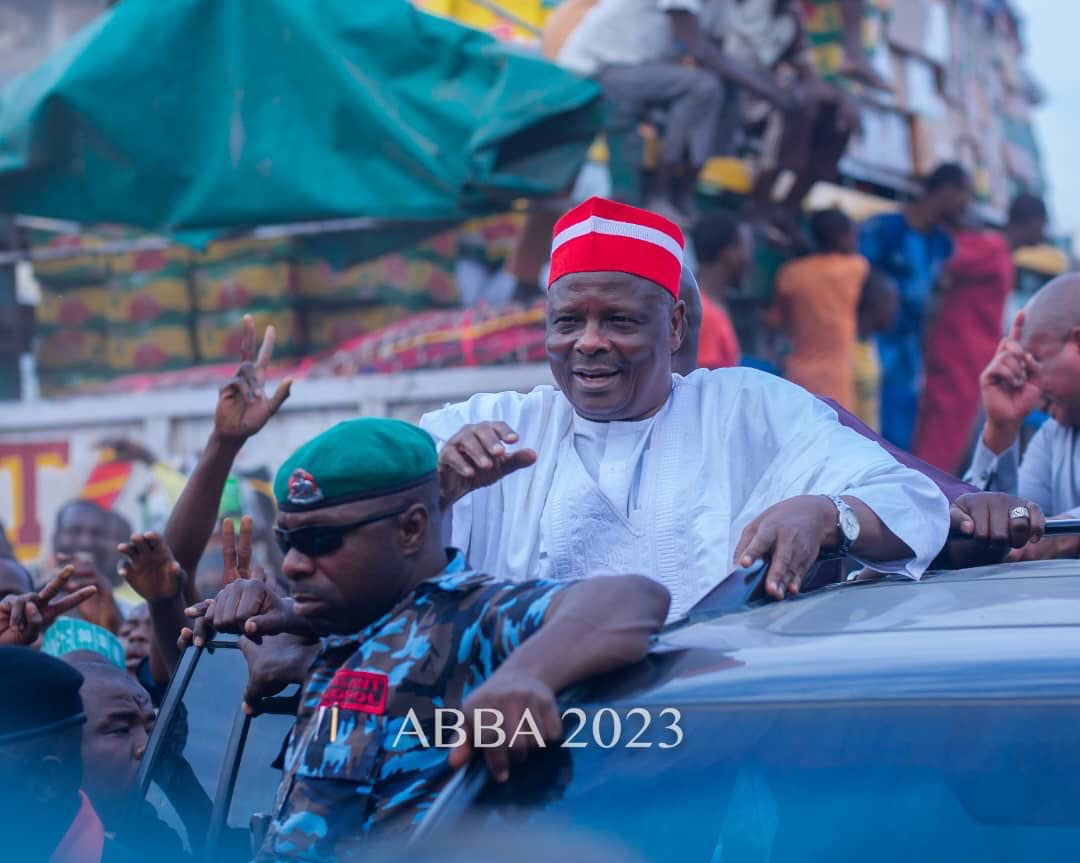 KwankwasoRM's tweet photo. This afternoon, I paid a visit to traders at the Singer Market in Kano, to commiserate with them over the early morning fire outbreak in the market. 

I thank them for their very kind welcome. And I pray that an incident like this will not happen again. - RMK https://t.co/LpKzle2KcL