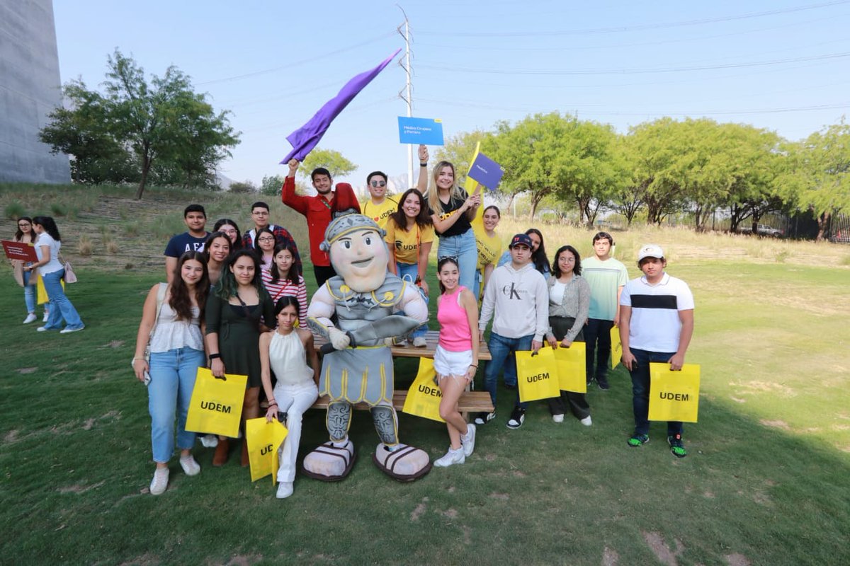 udem's tweet photo. Así vivimos nuestro #OpenHouseUDEM 🤩👏 

Este fin de semana tuvimos la visita de futuros alumnos y alumnas, donde pudieron conocer el campus y las carreras que más les interesan. 🔝🙌 

Les compartimos un poco de lo que se vivió 💛👇

#InspirandoTuMejorVersión https://t.co/1wOcWzAwCb