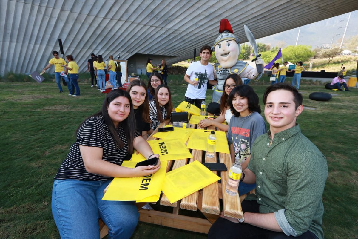 udem's tweet photo. Así vivimos nuestro #OpenHouseUDEM 🤩👏 

Este fin de semana tuvimos la visita de futuros alumnos y alumnas, donde pudieron conocer el campus y las carreras que más les interesan. 🔝🙌 

Les compartimos un poco de lo que se vivió 💛👇

#InspirandoTuMejorVersión https://t.co/1wOcWzAwCb