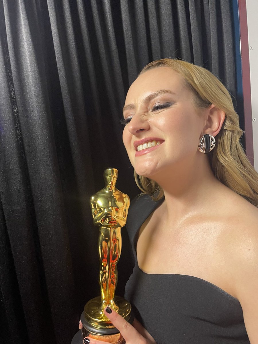 ameliadimz's tweet photo. Had the most incredible night! @vanityfair (might have stolen an Oscar) https://t.co/KCp9QgK3Dt