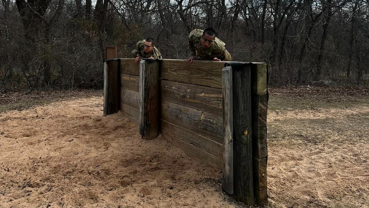 USArmyFortSill's tweet image. Trainees of Alpha batter, 1-40th FA BCT completed the Combat Confidence Course course today. Congratulations to 4th Platoon for winning the streamer for having the quickest completion time! 
#BasicCombatTraining #WinningMatters