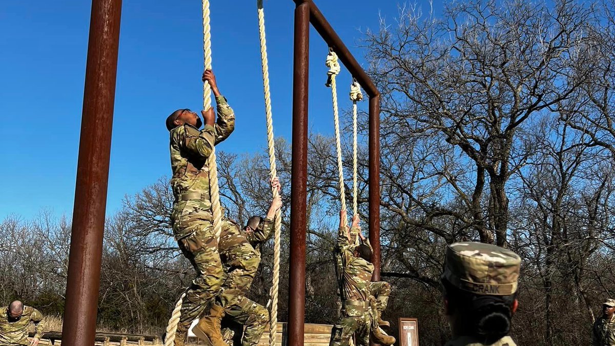 USArmyFortSill's tweet image. Trainees of Alpha batter, 1-40th FA BCT completed the Combat Confidence Course course today. Congratulations to 4th Platoon for winning the streamer for having the quickest completion time! 
#BasicCombatTraining #WinningMatters
