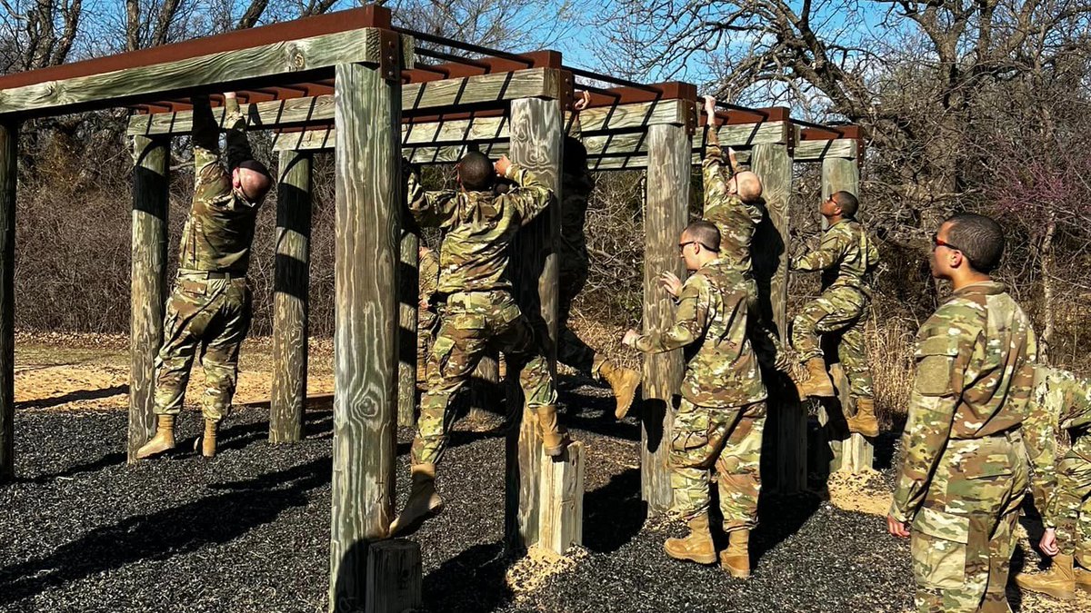 USArmyFortSill's tweet image. Trainees of Alpha batter, 1-40th FA BCT completed the Combat Confidence Course course today. Congratulations to 4th Platoon for winning the streamer for having the quickest completion time! 
#BasicCombatTraining #WinningMatters