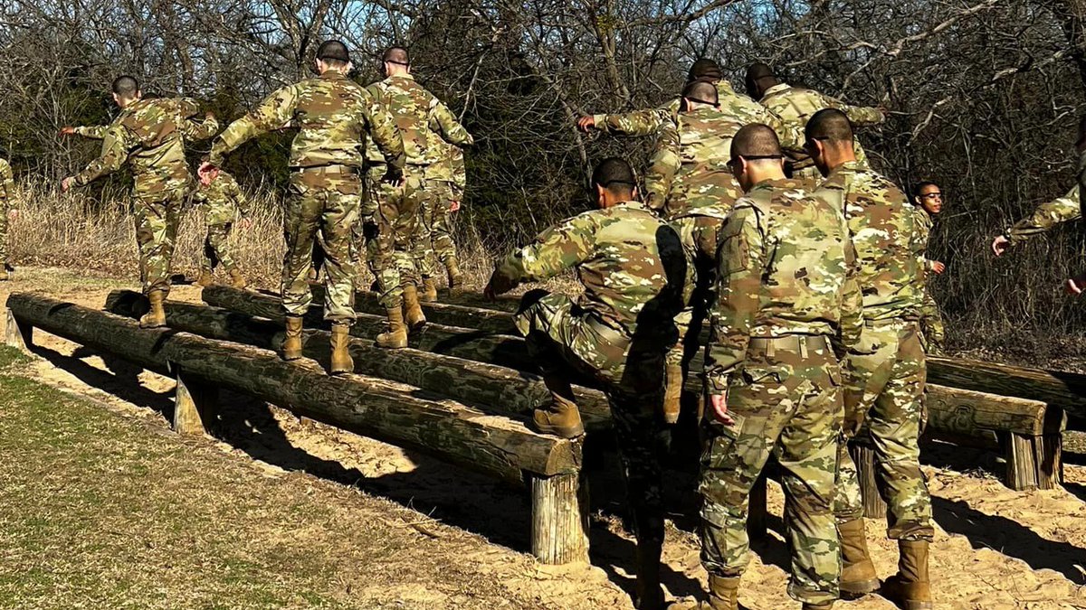 USArmyFortSill's tweet image. Trainees of Alpha batter, 1-40th FA BCT completed the Combat Confidence Course course today. Congratulations to 4th Platoon for winning the streamer for having the quickest completion time! 
#BasicCombatTraining #WinningMatters