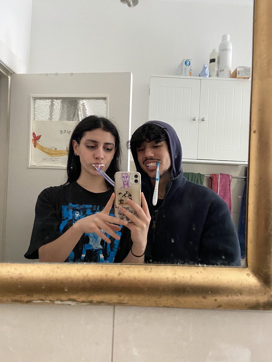 sl33zzzy's tweet photo. bae being hygienic for once https://t.co/o1VeZizE9e