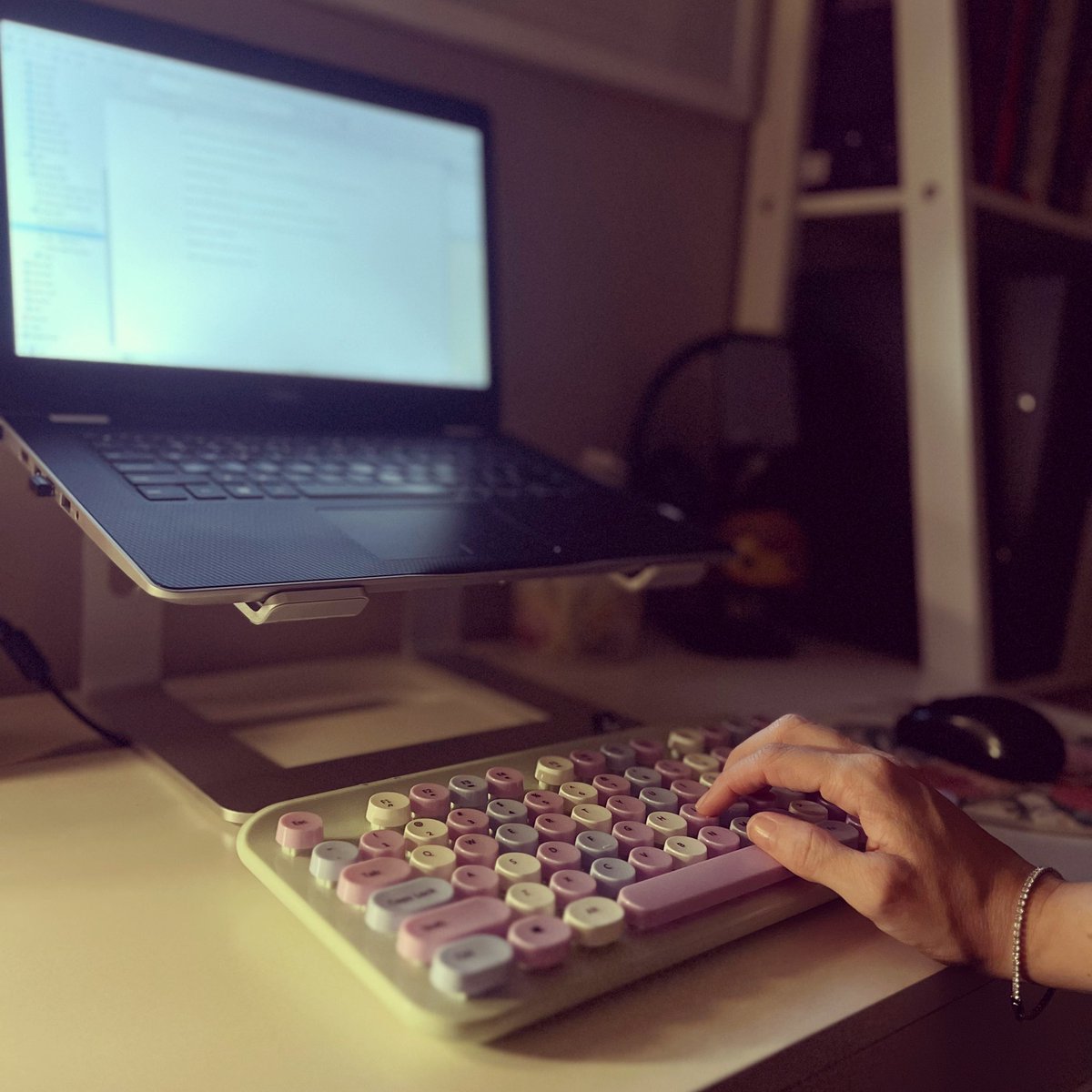 KMAllan_writer's tweet photo. Back at my #WritingDesk after a long weekend, & I’m ready to work on new #blog posts for my #AuthoringWeek. How about you? What #WritingGoals are you starting today?
.
.
.
#writingcommunity #writersofinstagram #authorsofinstagram #writerslife https://t.co/XLY2RJDy8T