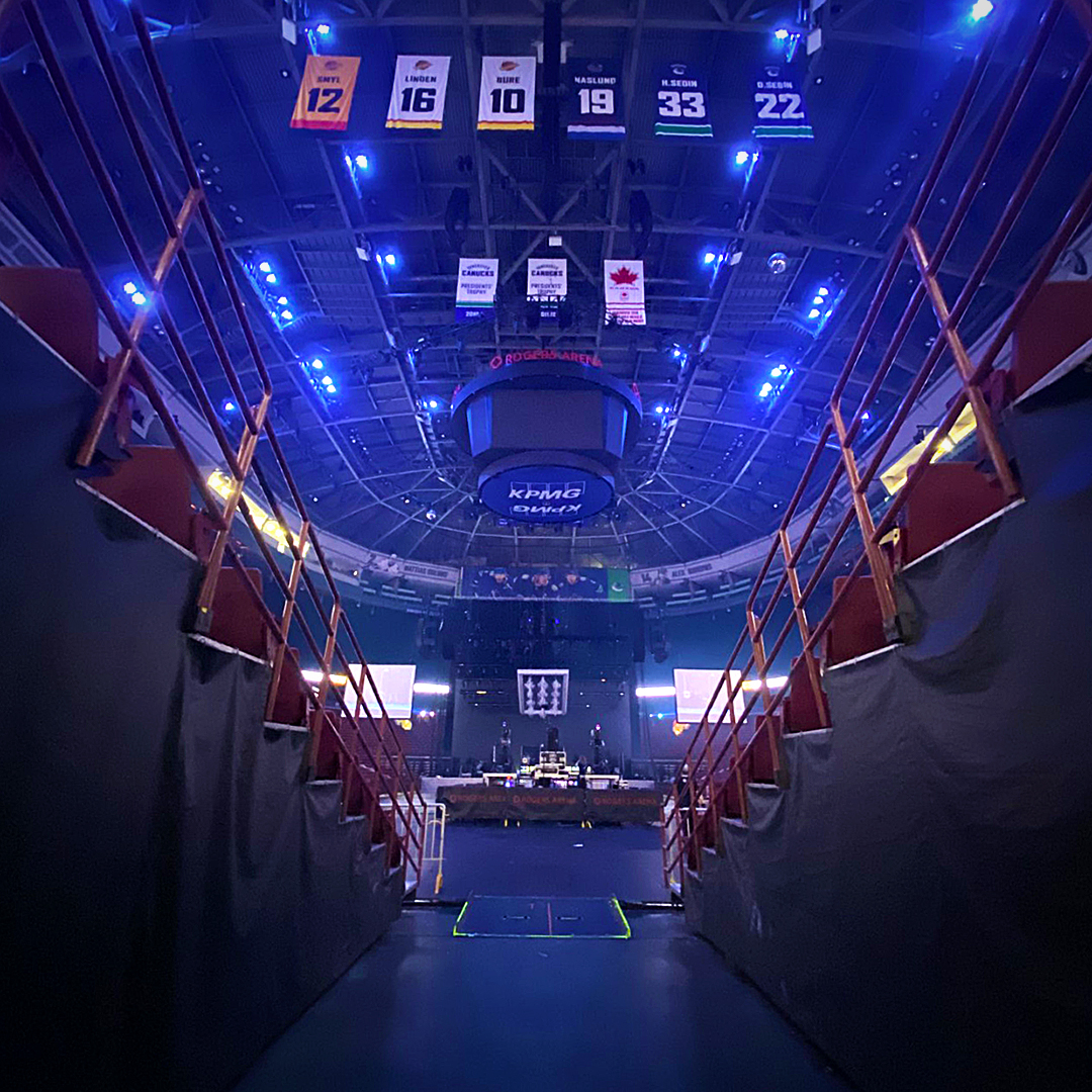 RiggitServices's tweet photo. There's a special moment right before the doors open. The calm before the storm of music, lights and video. You can feel the excitement every time.
#riggit #rogersarena #vancouver #canucks #canada #britishcolumbia #rock #stage #tour #concerts #liveshow
https://t.co/t9Xqh8sleI https://t.co/4VIy0hnmPu