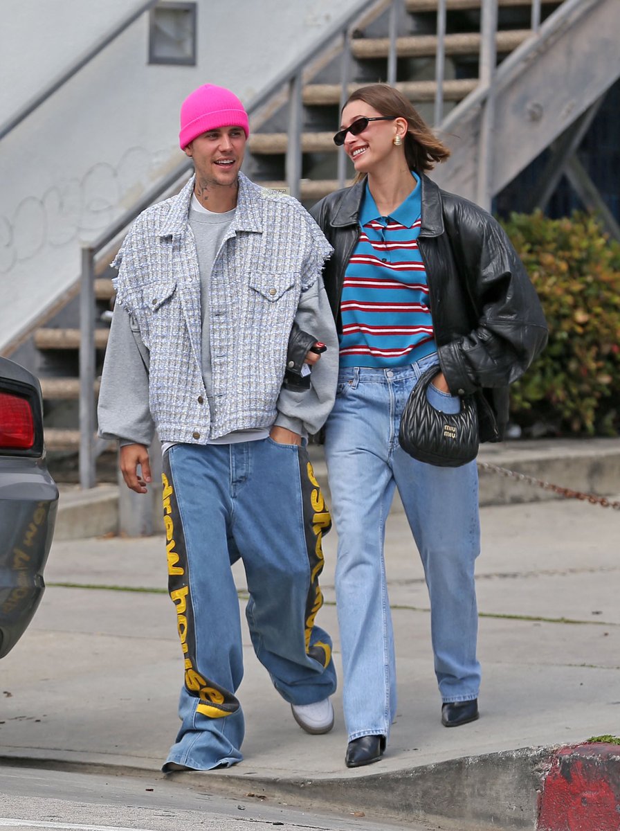 PBBRmidias's tweet photo. LINDOS! ❤️

📸 | Justin Bieber e Hailey Bieber foram vistos passeando em Los Angeles, na Califórnia (hoje, 13/03).

[1/4] https://t.co/l6ZSEJfrpY