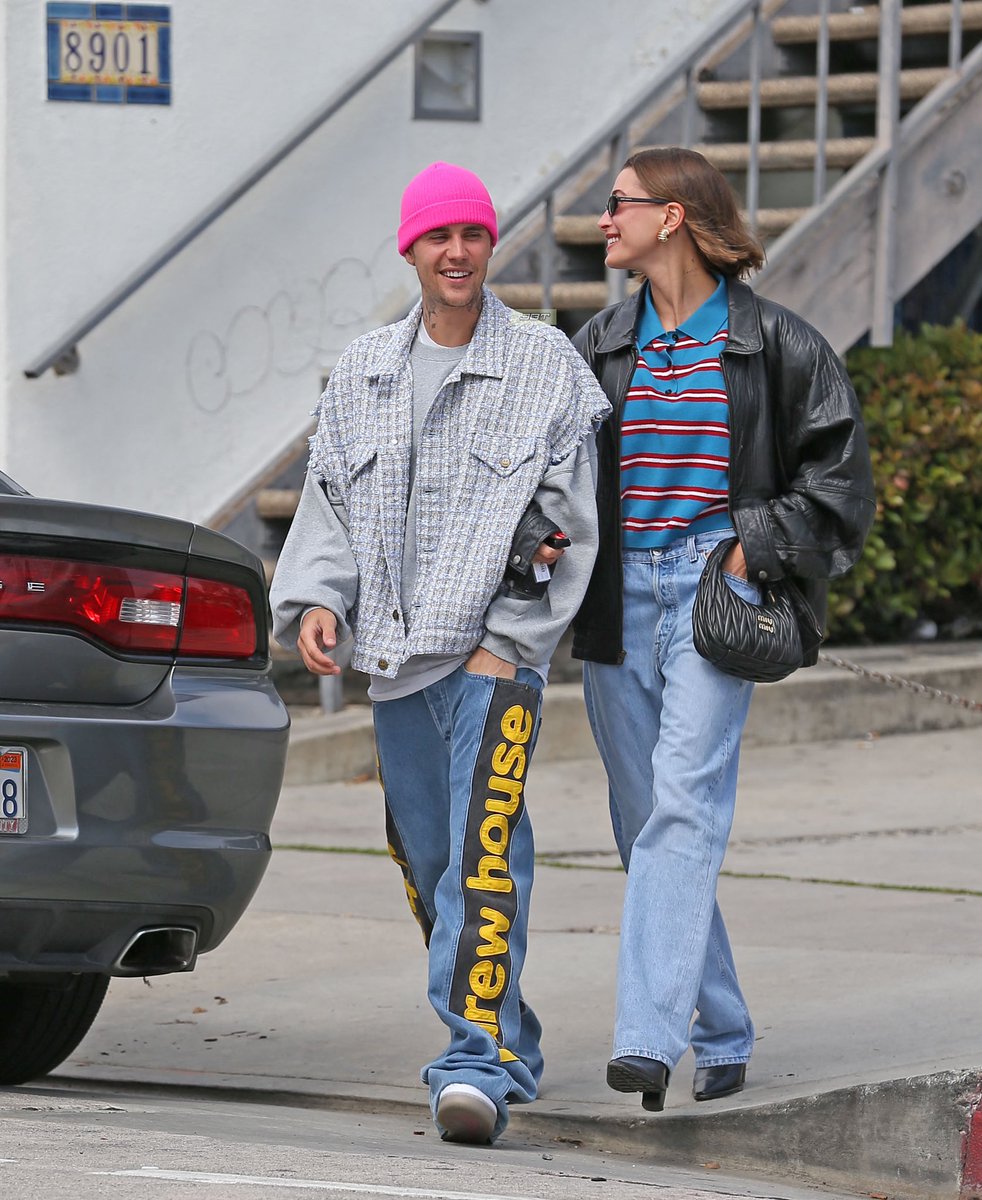 PBBRmidias's tweet photo. LINDOS! ❤️

📸 | Justin Bieber e Hailey Bieber foram vistos passeando em Los Angeles, na Califórnia (hoje, 13/03).

[1/4] https://t.co/l6ZSEJfrpY