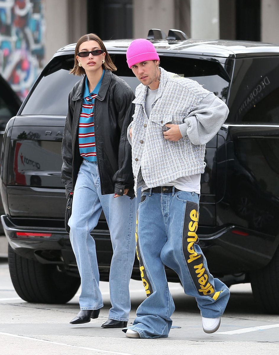 PBBRmidias's tweet photo. LINDOS! ❤️

📸 | Justin Bieber e Hailey Bieber foram vistos passeando em Los Angeles, na Califórnia (hoje, 13/03).

[1/4] https://t.co/l6ZSEJfrpY