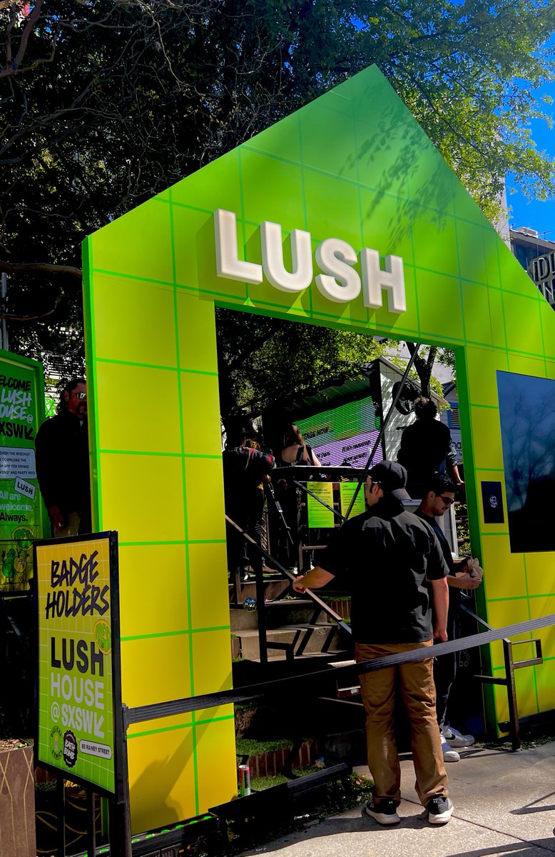 SXUnofficial365's tweet photo. There’s currently no one in line for Lush House 🏡  SXSW 2023

You get a free drink when you download the Lush app 🥃 

📍 At 85 Rainey Street Austin Texas 

📷 @Tanyatd21 

#sxsw2023 #sxsw #sxswdrinks #sxswlines #sxswdrinks #sxdrinks https://t.co/5HIAgzDUb1