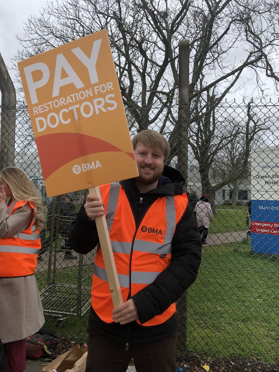 Woolwich_Marx's tweet photo. We were down at the QEII hospital today with the BMA junior doctors on strike! "We are striking today due to concerns about the long-term erosion of our working conditions and pay. Its really encouraging to see the turnout at this morning's picket. Solidarity!" - junior doctor https://t.co/bi6L4gBAKs