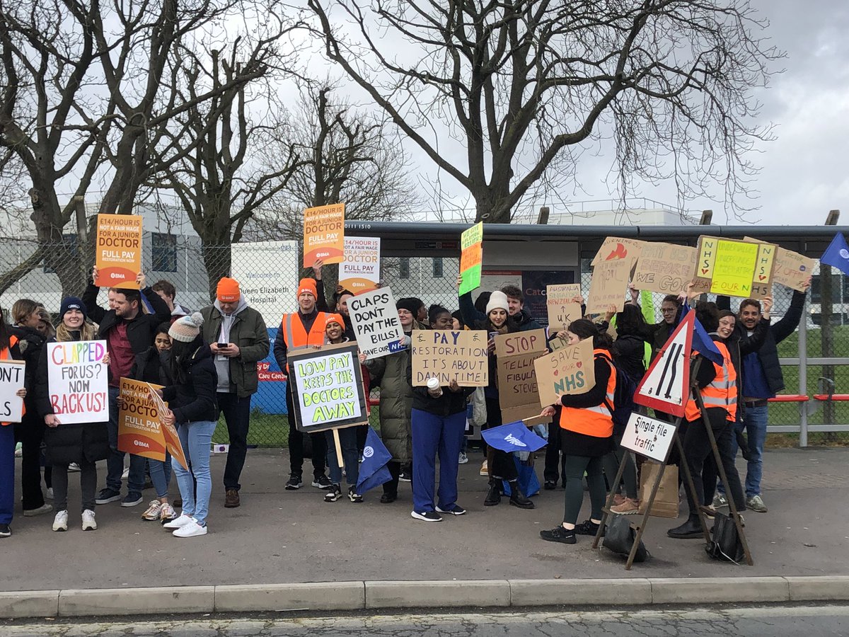 Woolwich_Marx's tweet photo. We were down at the QEII hospital today with the BMA junior doctors on strike! "We are striking today due to concerns about the long-term erosion of our working conditions and pay. Its really encouraging to see the turnout at this morning's picket. Solidarity!" - junior doctor https://t.co/bi6L4gBAKs