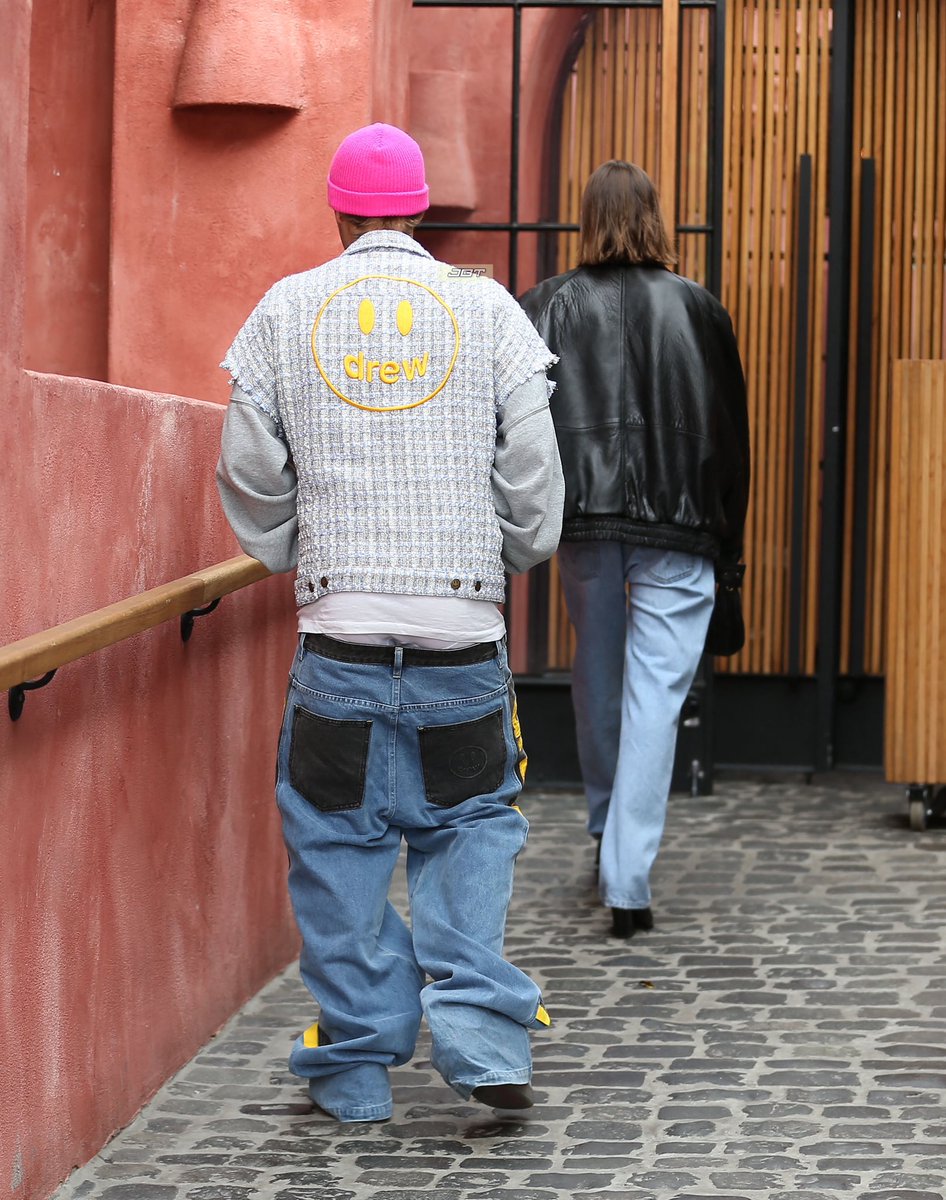 PBBRmidias's tweet photo. 📸 | Justin Bieber e Hailey Bieber foram vistos passeando em Los Angeles, na Califórnia (hoje, 13/03).

[3/4] https://t.co/ij9f2aI0Bl