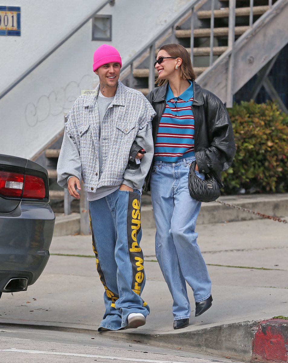 PBBRmidias's tweet photo. 📸 | Justin Bieber e Hailey Bieber foram vistos passeando em Los Angeles, na Califórnia (hoje, 13/03).

[3/4] https://t.co/ij9f2aI0Bl