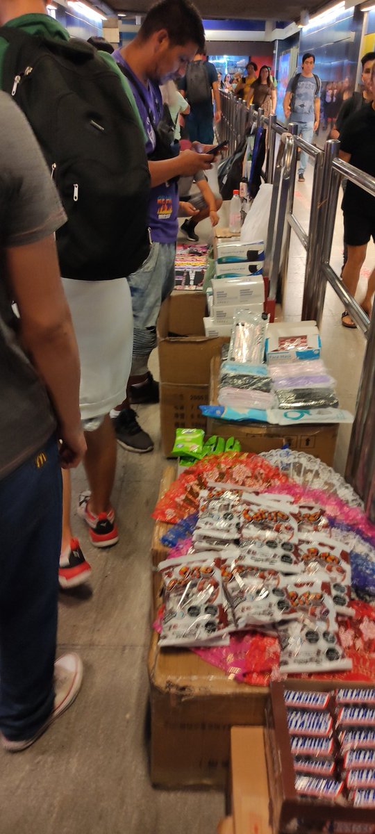 boxcarter1's tweet photo. #MetroTobalaba
Pasillo hacia la combinación línea 4.
@metrodesantiago esto ha ocurrido por años ...que pasa con la campaña #RimpamosLaCadenaDelComercioIlegal https://t.co/0XzTIHSFvp