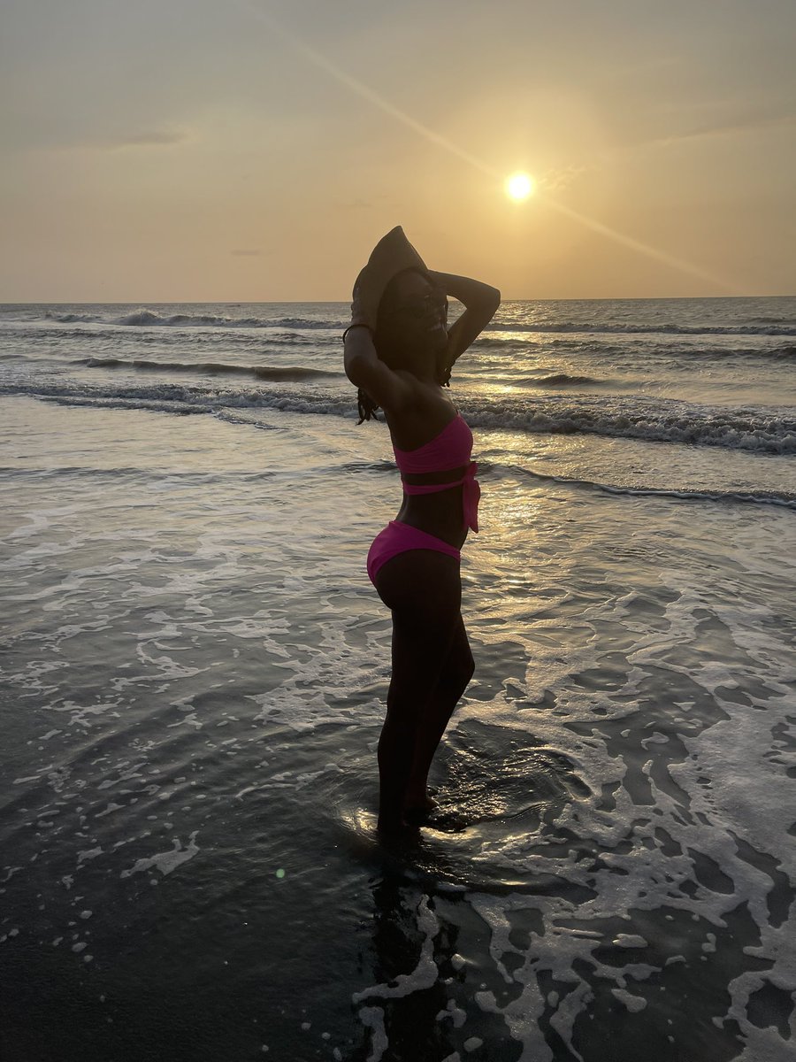 candesecharles's tweet photo. #happymonday loves π sunsets beaches & cool drinks are on my mind today! Grateful to be back at work & on your πΊ!! So happy to have enjoyed my #BDAY in such a grand way!!
Hereβs to a grand WEEK full of beautiful sunsets, cool drinks & sunny days π
#mondaymotivation
#MonVibes https://t.co/jgWusfQawy