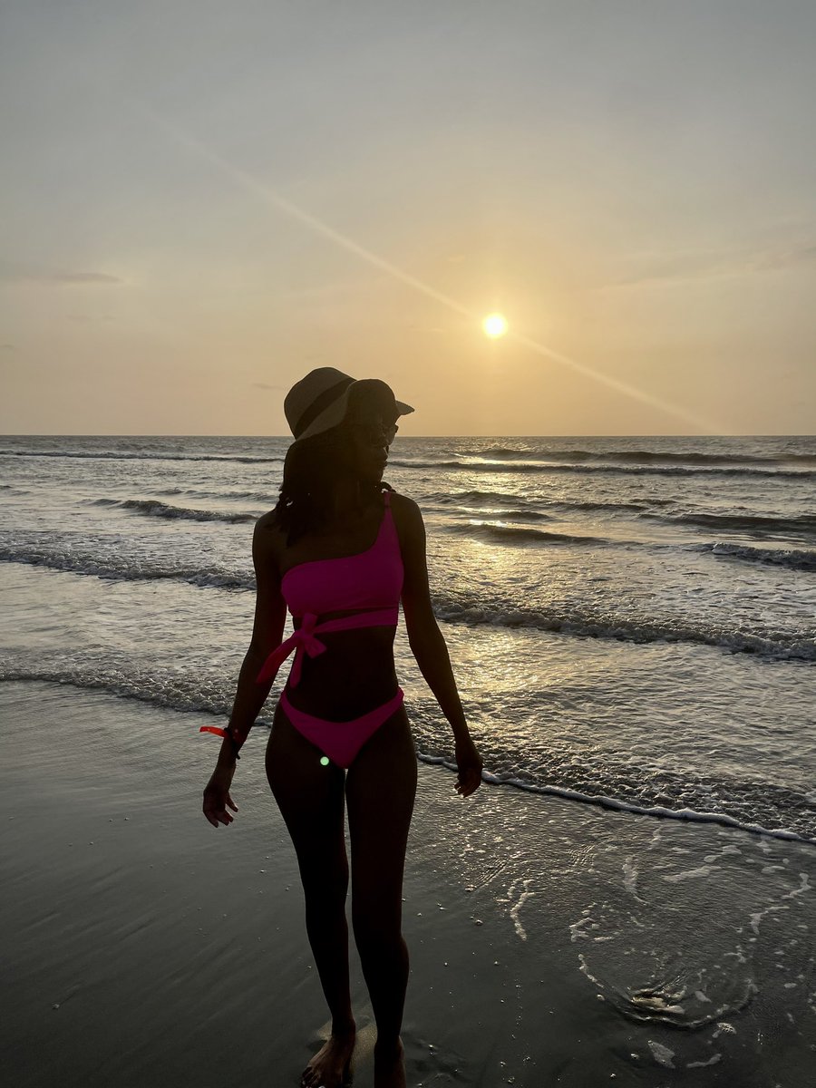 candesecharles's tweet photo. #happymonday loves π sunsets beaches & cool drinks are on my mind today! Grateful to be back at work & on your πΊ!! So happy to have enjoyed my #BDAY in such a grand way!!
Hereβs to a grand WEEK full of beautiful sunsets, cool drinks & sunny days π
#mondaymotivation
#MonVibes https://t.co/jgWusfQawy