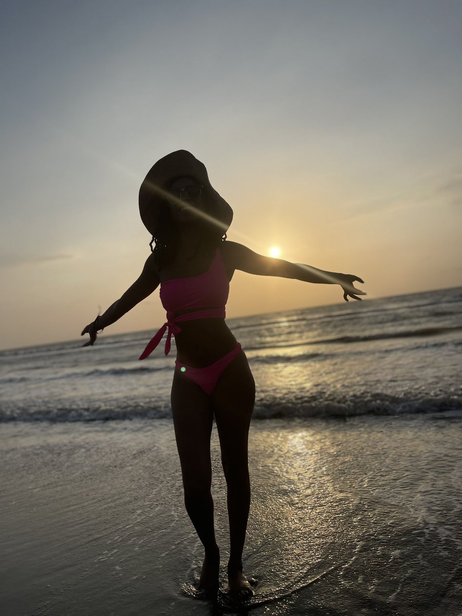 candesecharles's tweet photo. #happymonday loves π sunsets beaches & cool drinks are on my mind today! Grateful to be back at work & on your πΊ!! So happy to have enjoyed my #BDAY in such a grand way!!
Hereβs to a grand WEEK full of beautiful sunsets, cool drinks & sunny days π
#mondaymotivation
#MonVibes https://t.co/jgWusfQawy