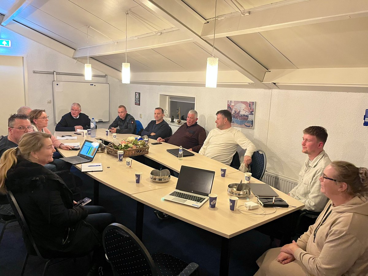 SVURK's tweet photo. Vanavond was de 1e van 6 avonden richting een ge-update SV Urk technisch beleidsplan. De thema’s club en cultuur stonden vanavond centraal. Met facilitatie door @B_Sietsma van Coach Club #norvuren https://t.co/C20UcBGyaY