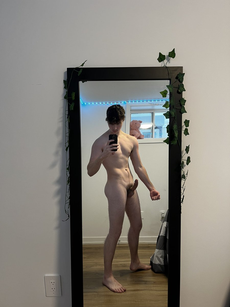sadboycnd's tweet photo. Curved Canadian Cock https://t.co/O1qTihYJsE