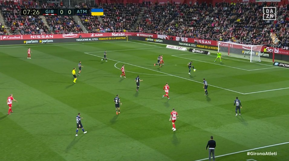 ArchivoVAR's tweet photo. 📺 Error grave del VAR en el NO penalti a favor del Girona. 

Giménez, que juega el balón de forma deliberada con tiempo y control sobre su acción, falla en su despeje y, por tanto, HABILITA a Castellanos. 

El VAR, incomprensiblemente, pasó por alto la normativa. ❌ https://t.co/qADTfvQlqO