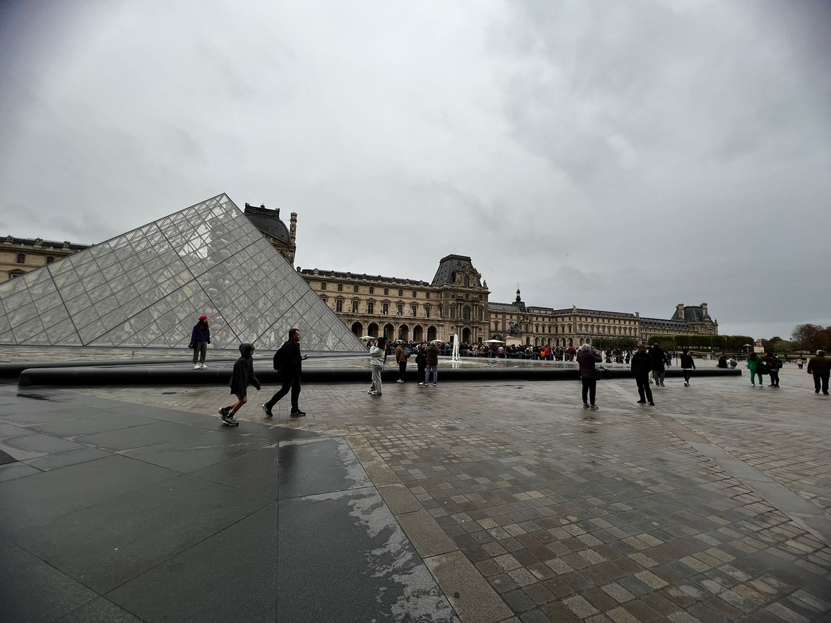 Fuen_97's tweet photo. Museo del Louvre https://t.co/etpnQvVqqR