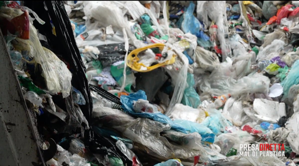 Greenpeace_ITA's tweet photo. Aziende e governi dicono che per risolvere il problema dell’inquinamento da #plastica basta differenziare correttamente i rifiuti. Falso! Appena metà della plastica usa e getta che differenziamo viene riciclata. Occorre diminuire la produzione, partendo dal monouso #presadiretta https://t.co/qcMgiDJzAa