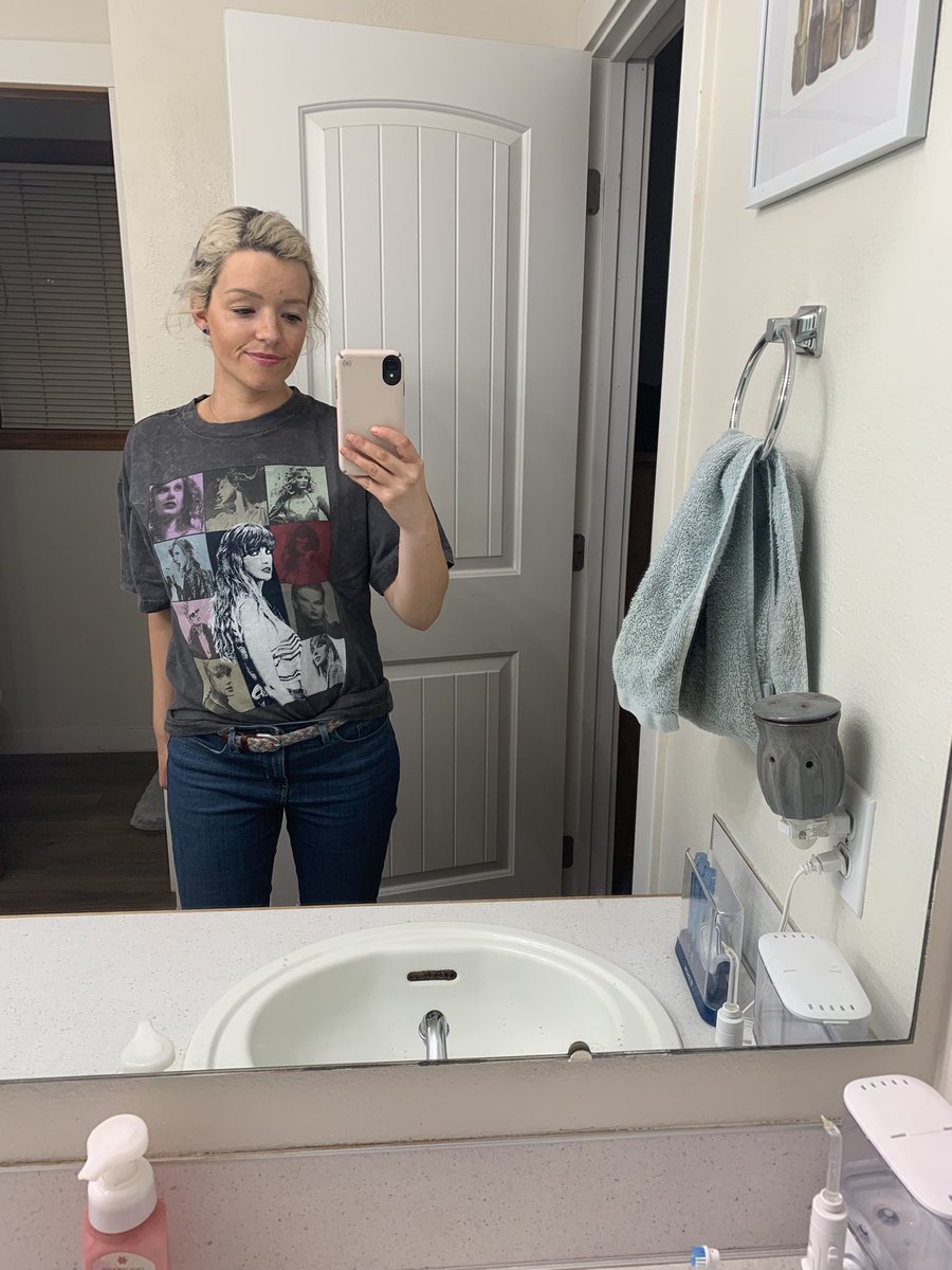 vallovestswift's tweet image. Living in my shirt! #CountdownToTSTheErasTour #SeattleTSTheErasTour #TSTheErasTour
