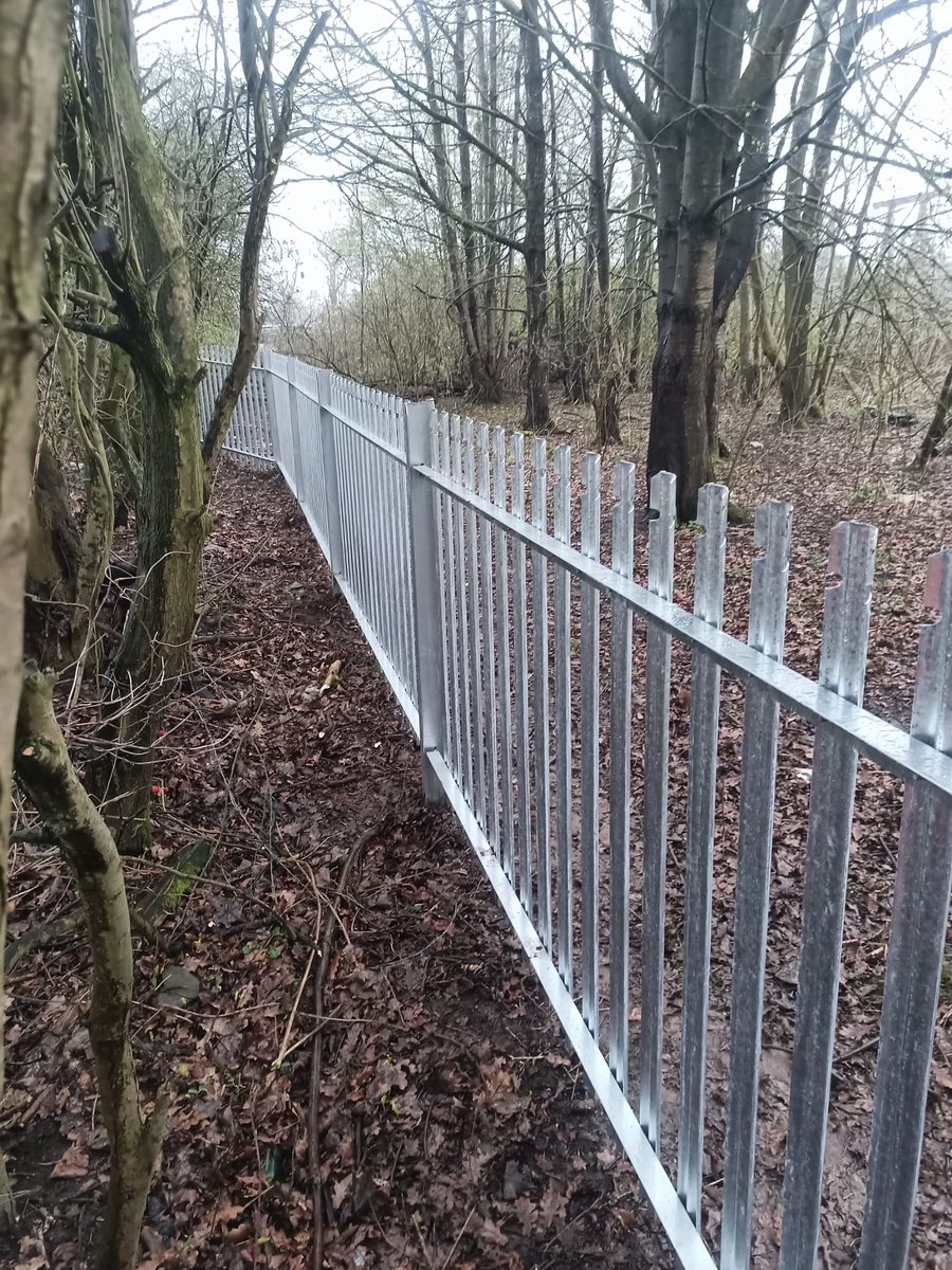 TsfLtd's tweet photo. Nice run of low level 1.5Mtr high round &amp; notched top #steel #Palisade #fencing for our client @wythenshawespo1 #sports #football #Manchester #uk https://t.co/w03oCIULnQ