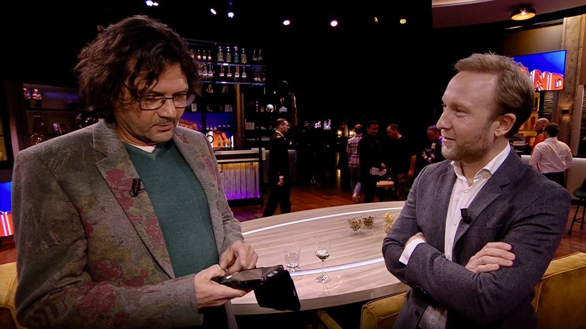 Een premier die verantwoording aflegt in de voetbalkantine. Hoe mooi is dat? Aan alle complotdenkers: dit is gewoon een sterke aflevering van Vandaag Inside. Mark Rutte is in vorm, maar de gastheren ook. En ‘Rob’ Knoester is natuurlijk altijd unaniem een belachelijk groot succes.