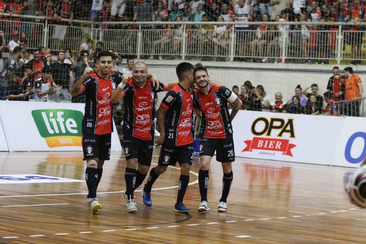 lnfontime's tweet photo. O @jecfutsal venceu o @jaragua_futsal no primeiro duelo da Recopa SC.
A partida aconteceu no Cau Hansen e terminou 3 a 0 para o time da casa.
Os gols tricolores foram de João Silveira e Xuxa (2).
#RecopaSC #LNFnosRegionais
📸 Juliano Schmidt https://t.co/yaQbKjJxAW