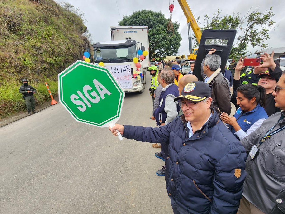 velascoluisf's tweet photo. La variante provisional de Chontaduro, en Rosas-Cauca está totalmente habilitada… con las normales restricciones de este tipo de vías, ya pasa el tráfico pesado desde y hacia el sur del país y el continente @infopresidencia @ACRegiones https://t.co/IAgzkOvMAE