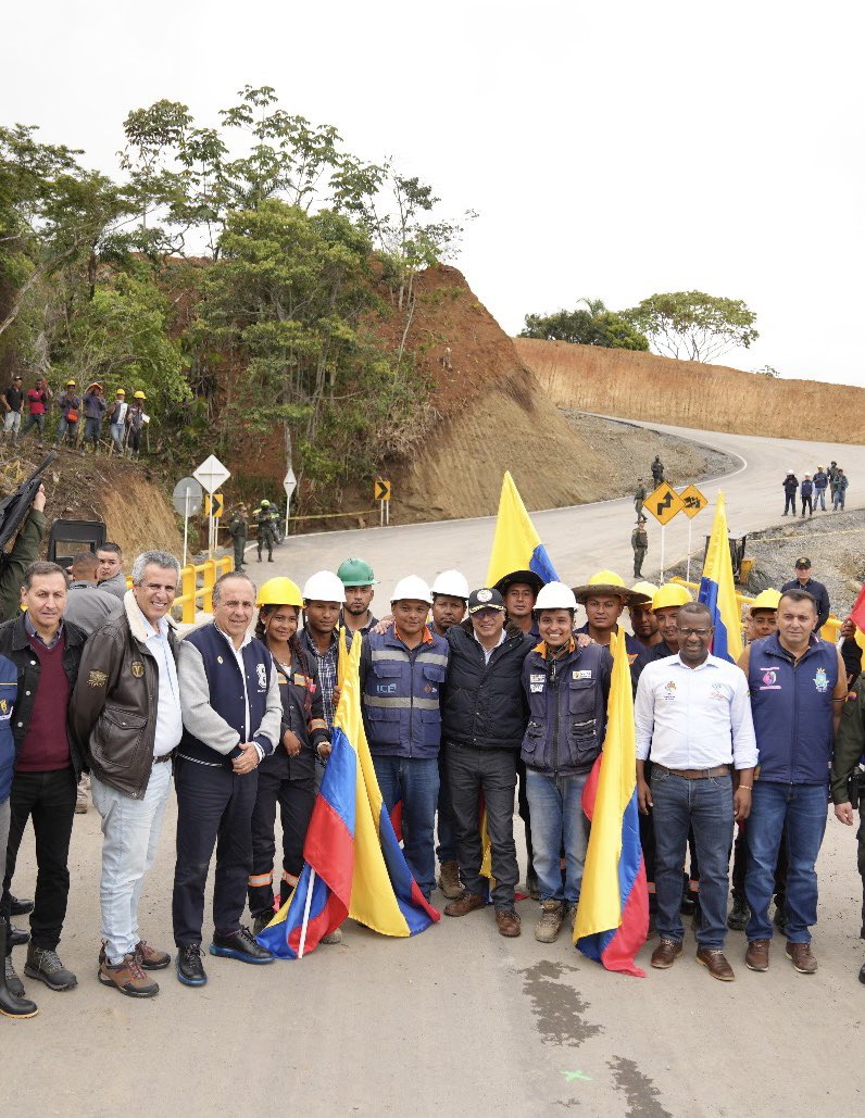 velascoluisf's tweet photo. La variante provisional de Chontaduro, en Rosas-Cauca está totalmente habilitada… con las normales restricciones de este tipo de vías, ya pasa el tráfico pesado desde y hacia el sur del país y el continente @infopresidencia @ACRegiones https://t.co/IAgzkOvMAE
