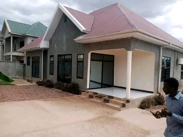 ServiceSammy1's tweet image. Sale of a house on the kabulameshi side ref general muyumba composed of 3 bedrooms each bedroom with shower and toilet equipped kitchen at the price of $ 140,000 to be discussed slightly for more 0998604333