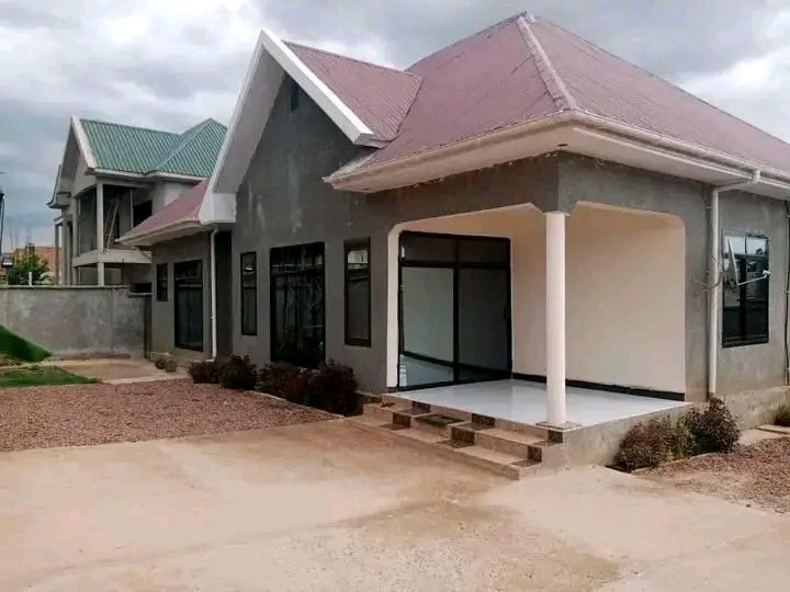 ServiceSammy1's tweet image. Sale of a house on the kabulameshi side ref general muyumba composed of 3 bedrooms each bedroom with shower and toilet equipped kitchen at the price of $ 140,000 to be discussed slightly for more 0998604333