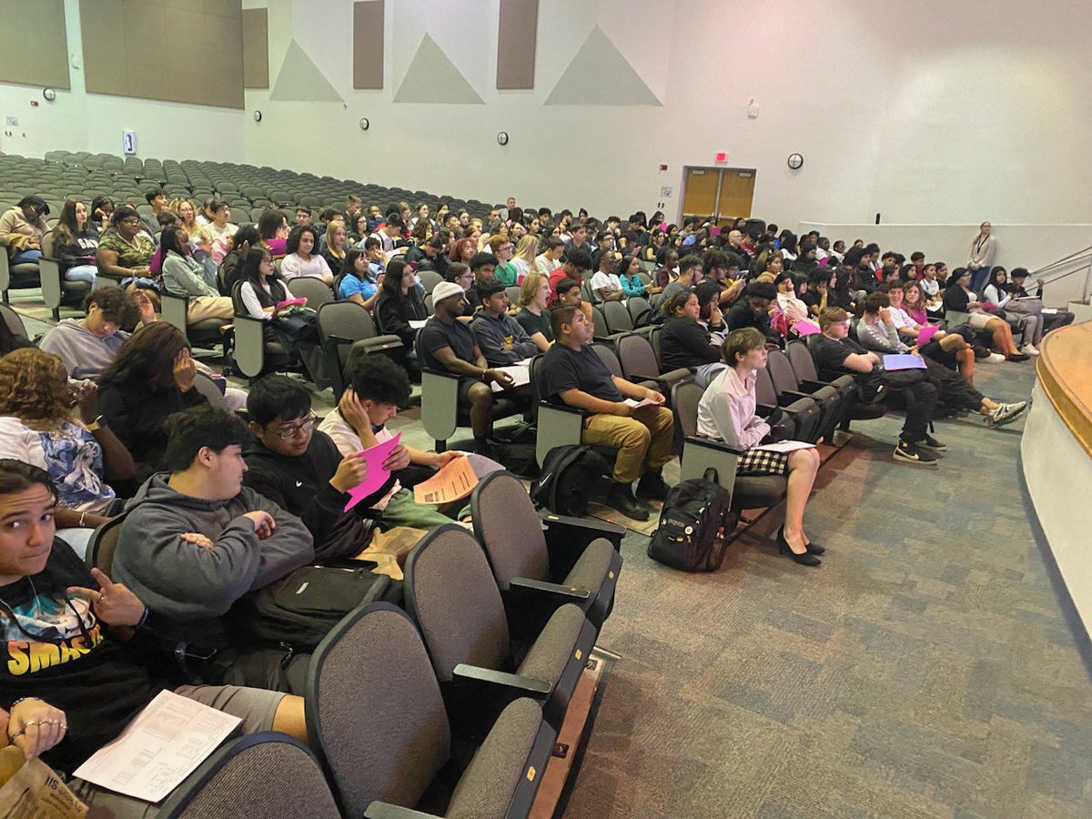 EastLeeCountyHS's tweet photo. 200+ Juniors with a GPA >2.5 receive individual academic history breakdown, a road to success checklist and post-secondary College & Career advice 😀#Classof2024 #WeAreEast #SuccessIsTheOnlyOption https://t.co/u8dM7XOGRw