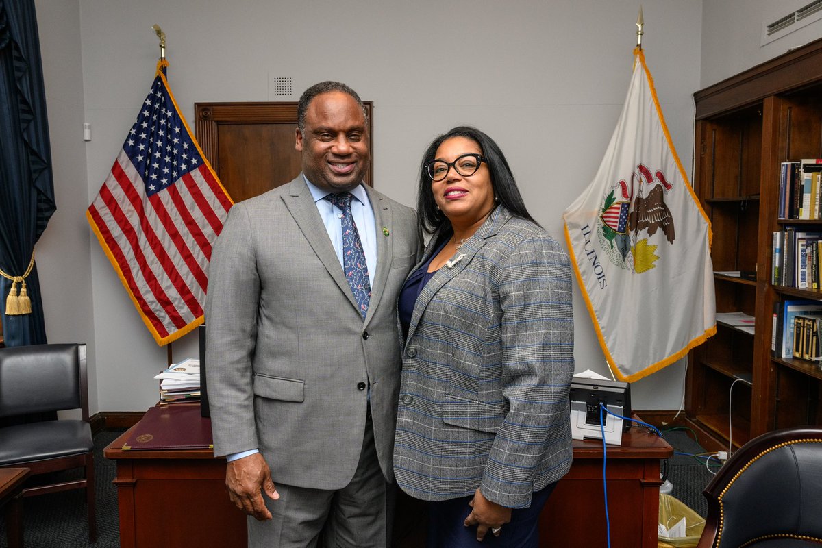 Last week, I met with Dr. Dannellia Gladden-Green to discuss ways to expand opportunities for #MinorityOwnedBusinesses. I am committed to championing policies that support underrepresented communities in Congress.