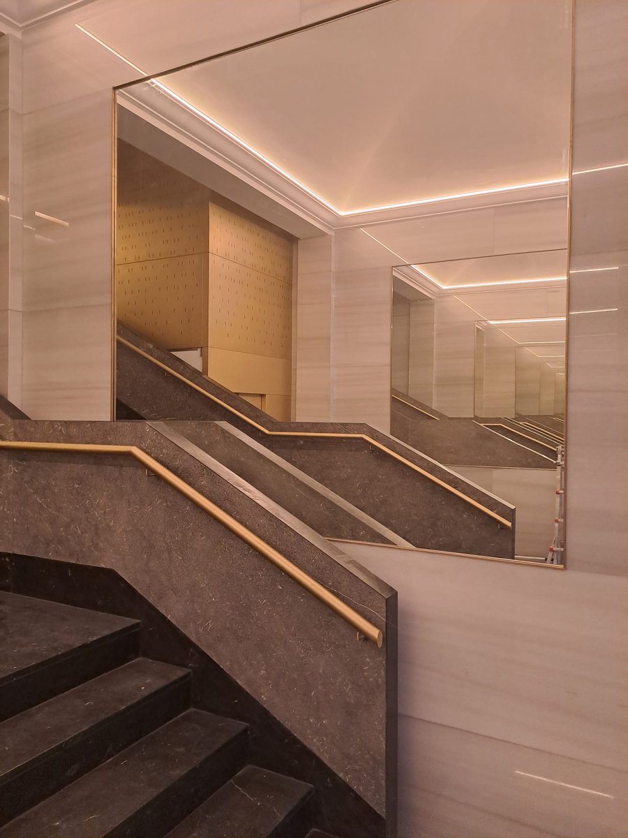 inoxdec's tweet image. ¡Trabajo fino fino! Gracias al uso del #latón este portal ha quedado de auténtico lujo.
Puerta automática, pasamanos, lámpara, forro de ascensor... detalles de calidad con el mejor acabado.