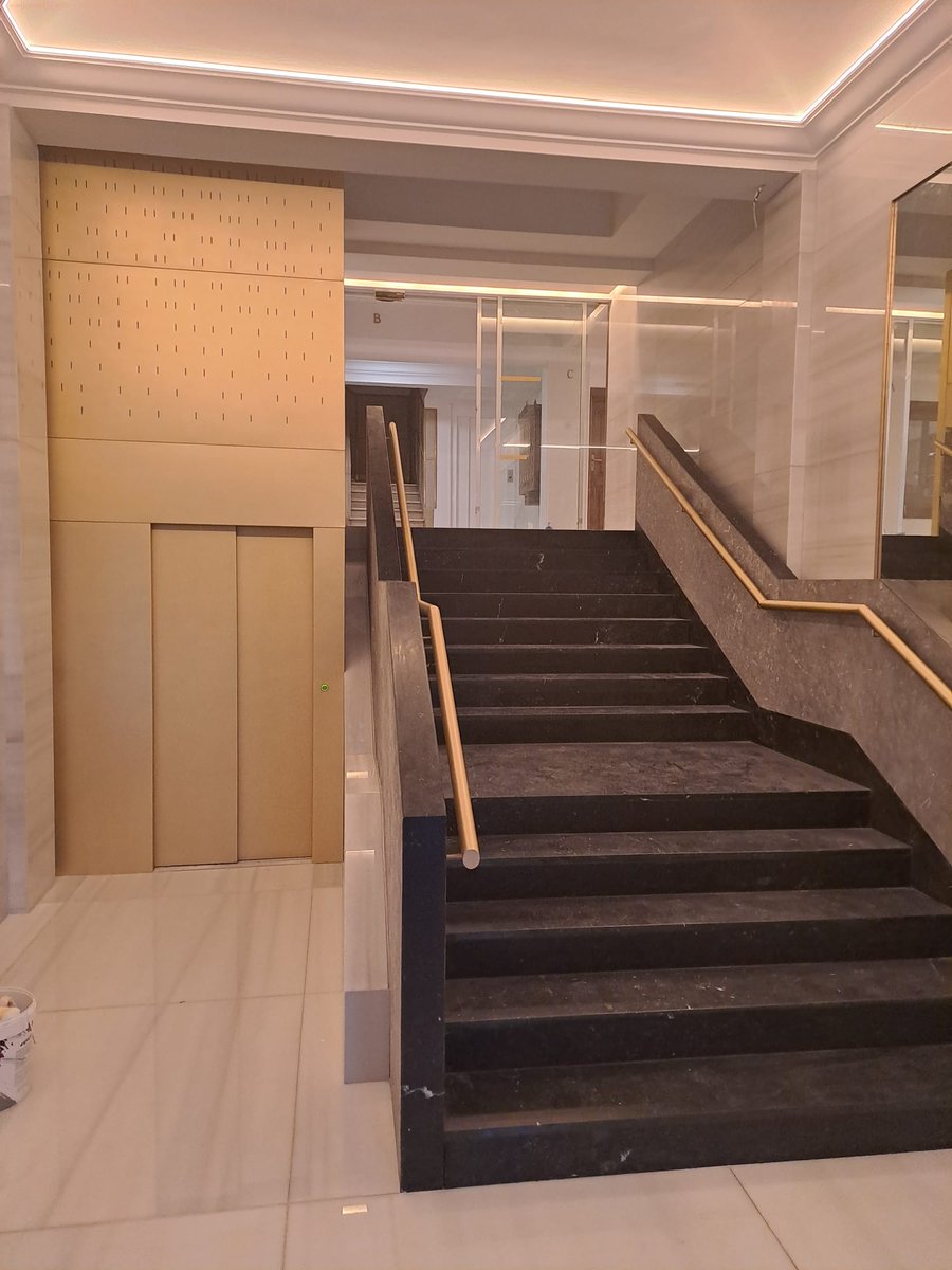 inoxdec's tweet image. ¡Trabajo fino fino! Gracias al uso del #latón este portal ha quedado de auténtico lujo.
Puerta automática, pasamanos, lámpara, forro de ascensor... detalles de calidad con el mejor acabado.