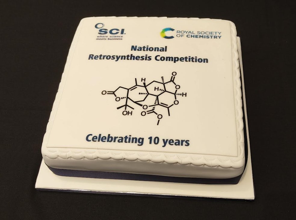 Woooo! Check out @UKRetroComp's feed to find out who won the 10th UK National Retrosynthesis Competition, and follow them to be the first to hear about the 2024 competition! 👩‍🔬🧑‍🔬 And... this amazing cake! 🙌 #chemtwitter #UKRetroComp