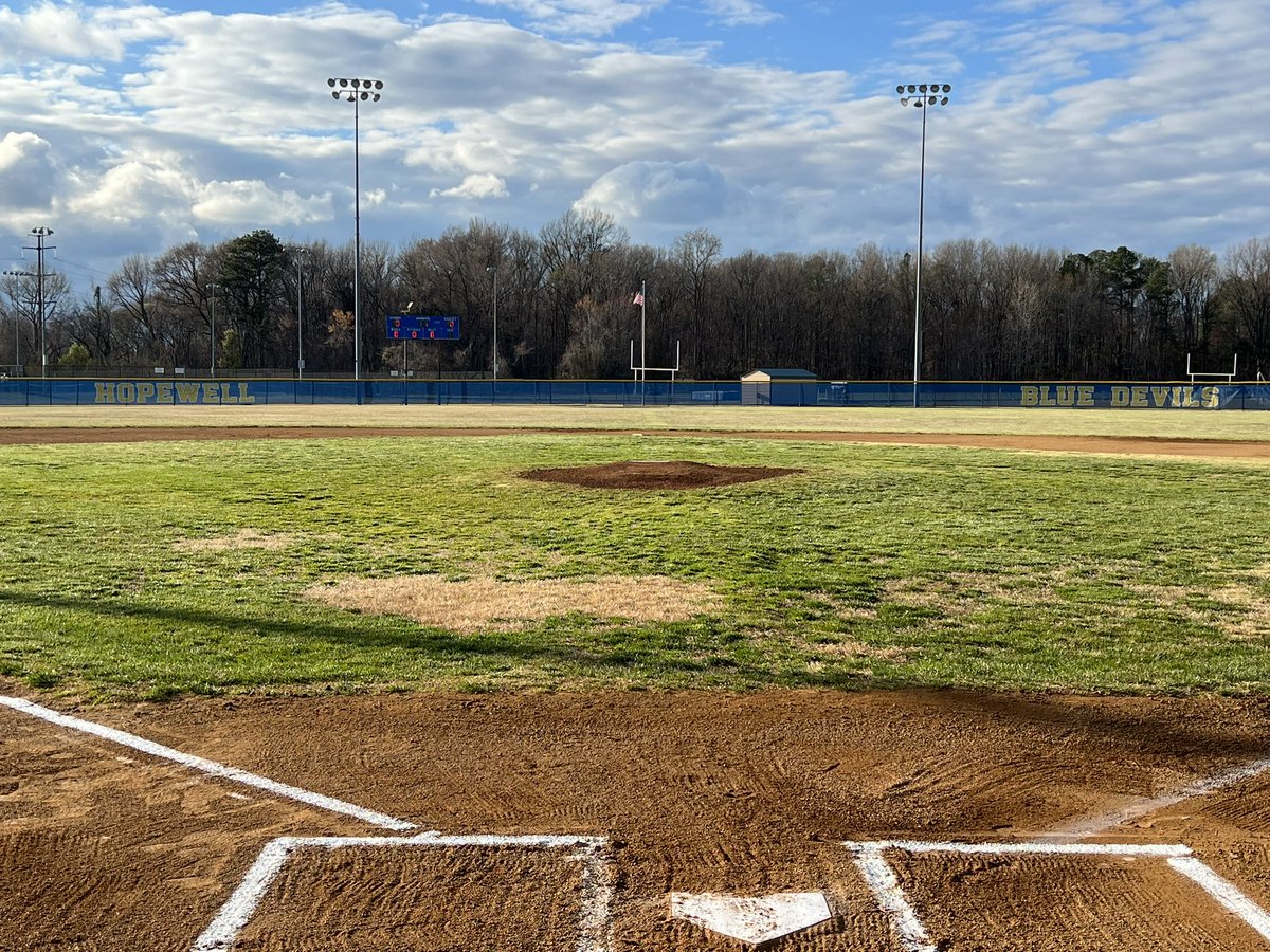 HHS_VA_Sports's tweet photo. Beautiful chilly evening for the season opener for @_HHS_Baseball 6:00pm start vs Thomas Jefferson. Let’s Go Blue Devils ⚾️🧢 https://t.co/M7iV6Lg1Qs