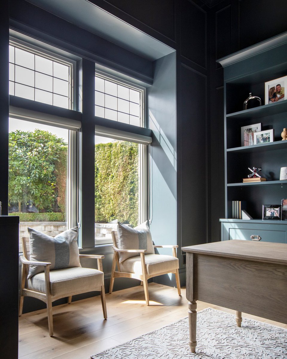 Project feature of the week: OFFICES by Kitchen Art Design 💼 Today a little throwback to one of our favorite spaces created with @grapevinedesigns. Dark cabinets are always a statement and this office is no exception! 🤩 
.
.
.
#kitchenartdesign #millwork #custommillwork #kitche