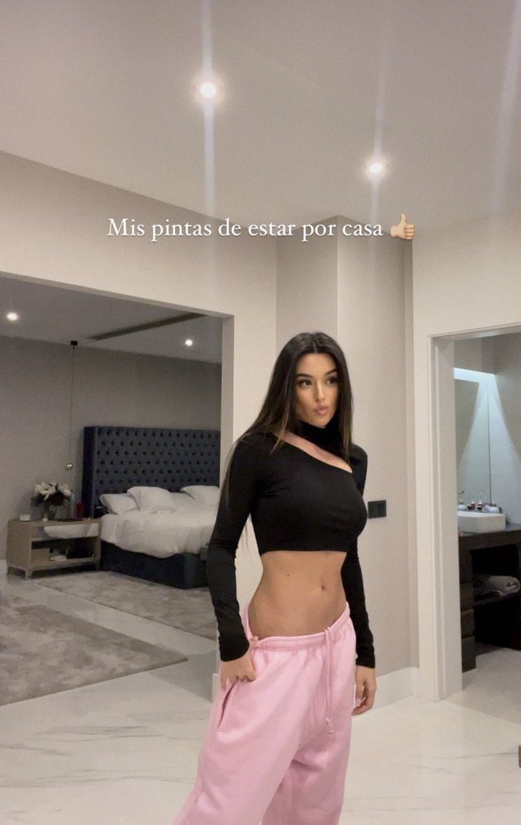 maaarticcc's tweet photo. Marta díaz por casa: || Yo por mi casa: https://t.co/9ZenFA9aVO
