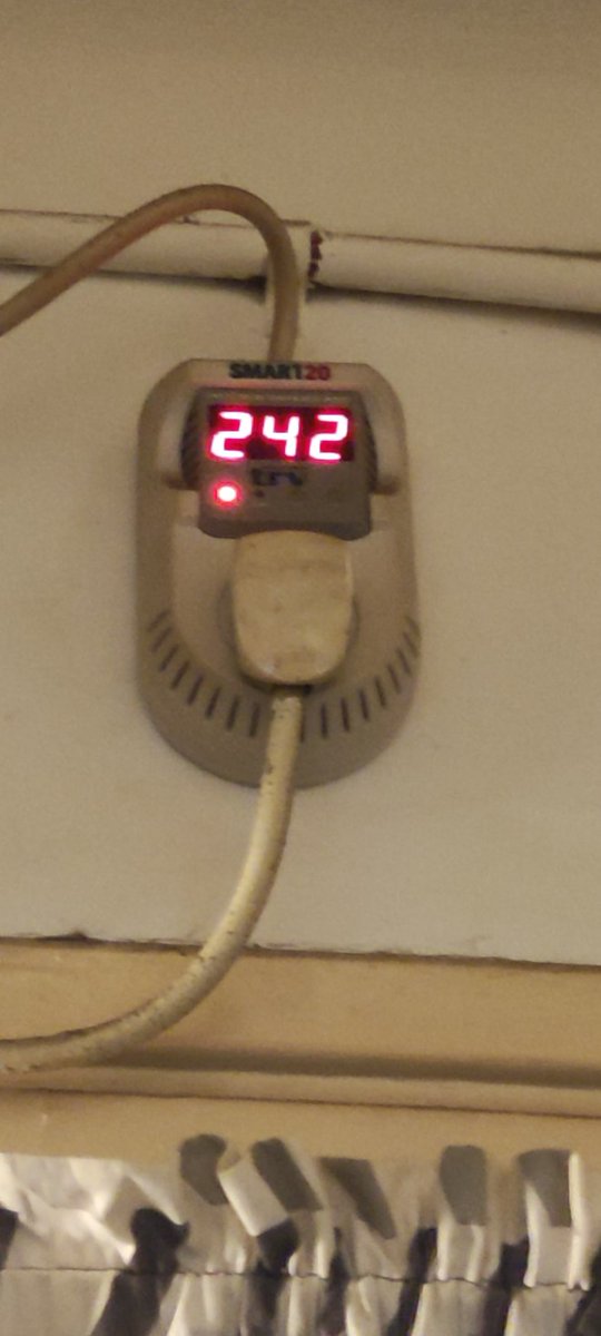 SilCarnevale's tweet photo. @OficialEdesur cortr de luz y vuelve con esta tensión??? Quien se hace cargo de los daños??? Barrio Villa Luro https://t.co/mPD6diGnR4