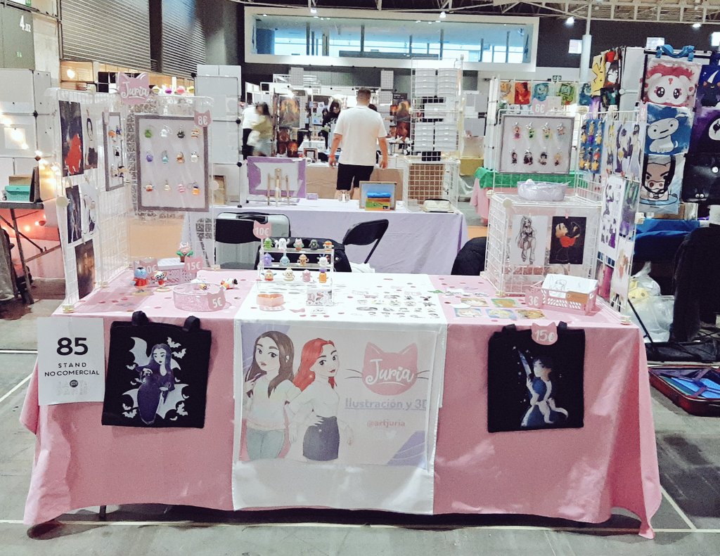 artjuria's tweet photo. ¡Hola! Queríamos agredecer a todes por pasaros por el stand a saludar!! Y sobre todo a aquelles que nos enviaron ánimos tras el incidente del robo.
¡MUCHAS GRACIAS! 🥰❤ https://t.co/aSfAIPQ6GK